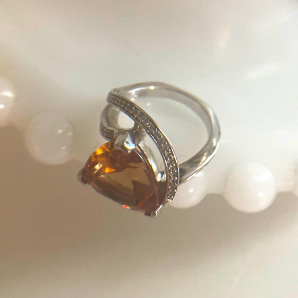 Women’s ring. Size 6. Silver with beautiful color changing stone.  Gorgeous ring - Picture 2 of 4